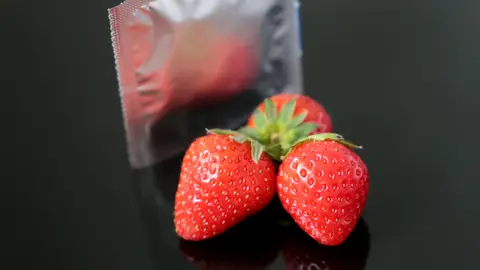 Condón y fresas Condón y fresas
