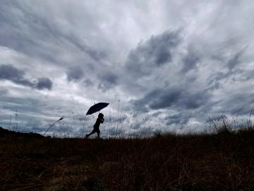 Un niño se resguardaba de la lluvia en Miño, A Coruña