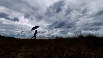 Un niño se resguardaba de la lluvia en Miño, A Coruña