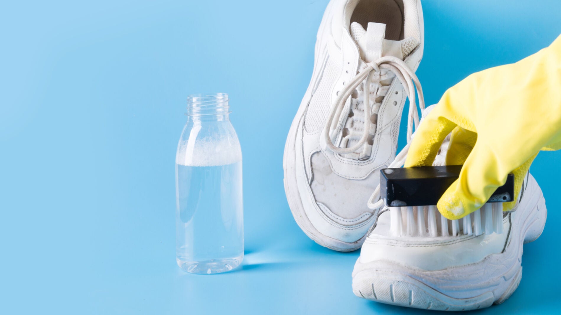 Limpiando zapatillas de deporte