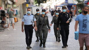 La Polic&iacute;a de Israel camina por una calle del pa&iacute;s