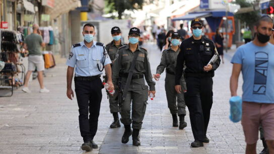 La Polic&iacute;a de Israel camina por una calle del pa&iacute;s