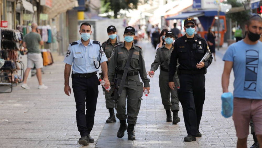 La Policía de Israel camina por una calle del país