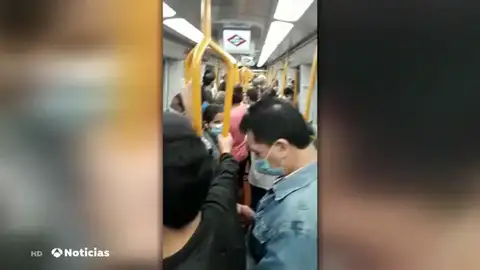 Los usuarios de Metro de Madrid piden mayor afluencia de trenes para evitar contagios de coronavirus Los usuarios de Metro de Madrid piden mayor afluencia de trenes para evitar contagios de coronavirus