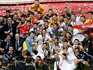 Los jugadores del Sevilla celebran la Europa League ganada en Colonia. 