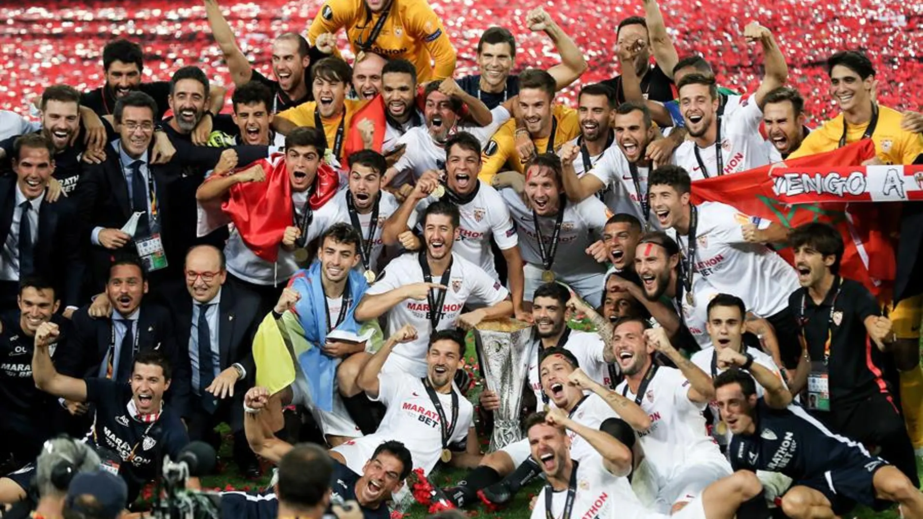 Los jugadores del Sevilla celebran la Europa League ganada en Colonia. Los jugadores del Sevilla celebran la Europa League ganada en Colonia.