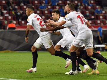 El Sevilla  celebra el tercer gol ante el Inter