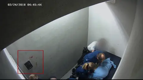 El abuso policial que acabó con la vida de un hombre en el aeropuerto belga de Charleroi El abuso policial que acabó con la vida de un hombre en el aeropuerto belga de Charleroi