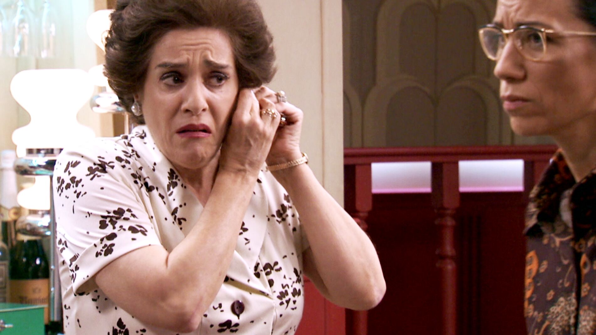 Avance 'Amar es para siempre': Benigna, desesperada por encontrar un comprador y mantener su regalo a Luisita y Amelia