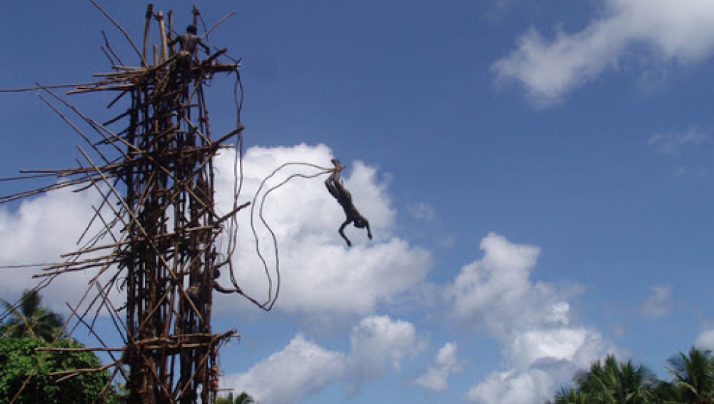 Un hombre salta desde una torre en la Isla de Pentecostés