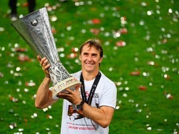 Julen Lopetegui posa con el trofeo de la Europa League