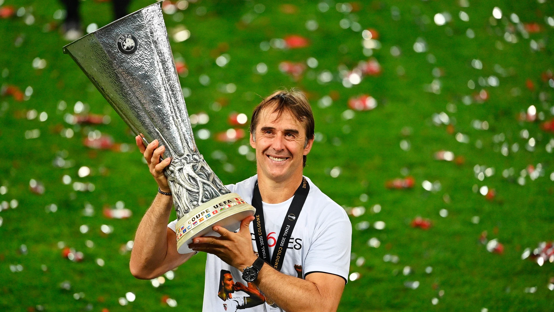 Julen Lopetegui posa con el trofeo de la Europa League Julen Lopetegui posa con el trofeo de la Europa League