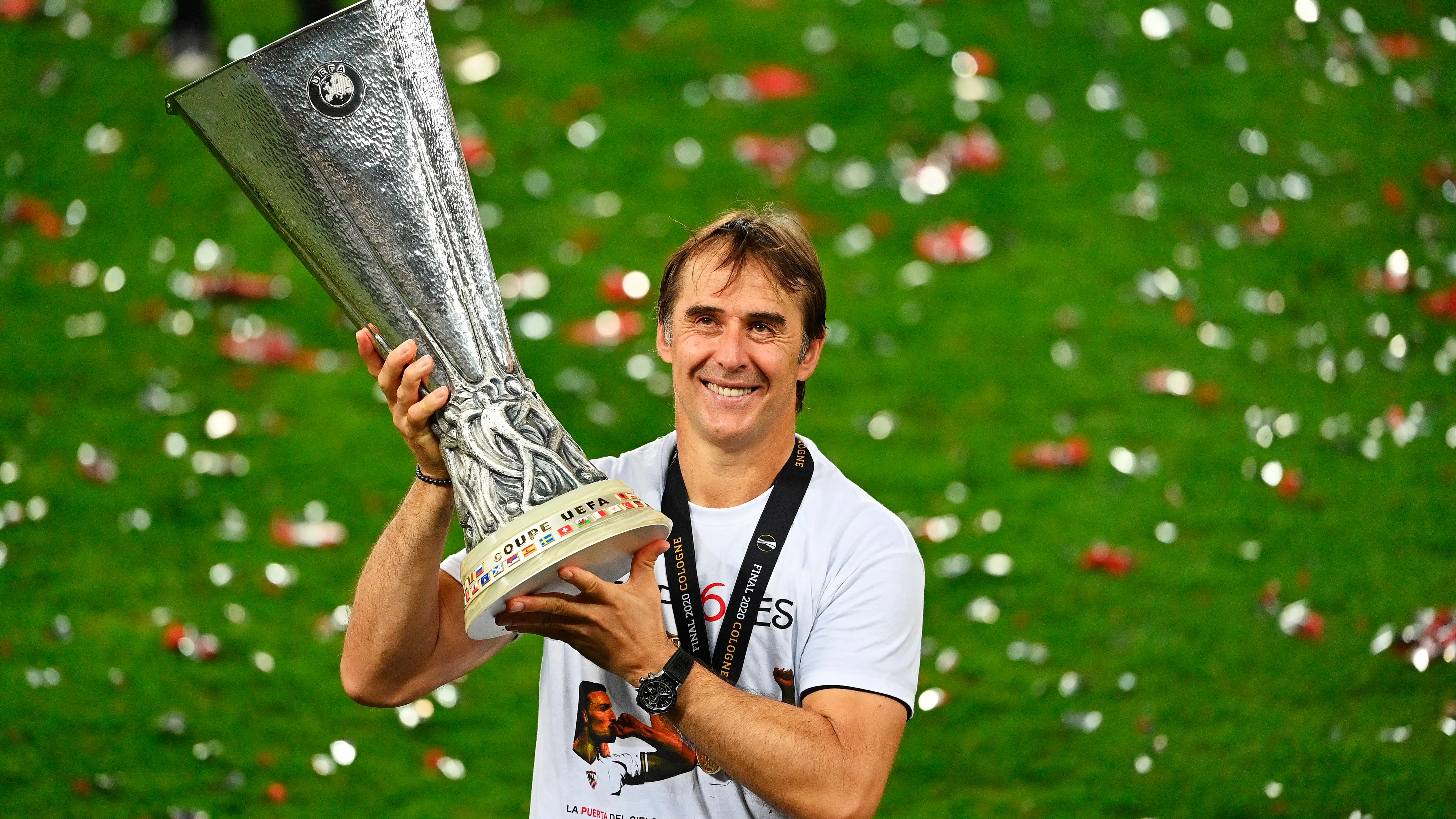 Julen Lopetegui posa con el trofeo de la Europa League Julen Lopetegui posa con el trofeo de la Europa League
