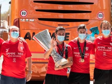 Jesús Navas porta el trofeo de la Europa League a la llegada a Sevilla