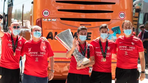 Jesús Navas porta el trofeo de la Europa League a la llegada a Sevilla Jesús Navas porta el trofeo de la Europa League a la llegada a Sevilla