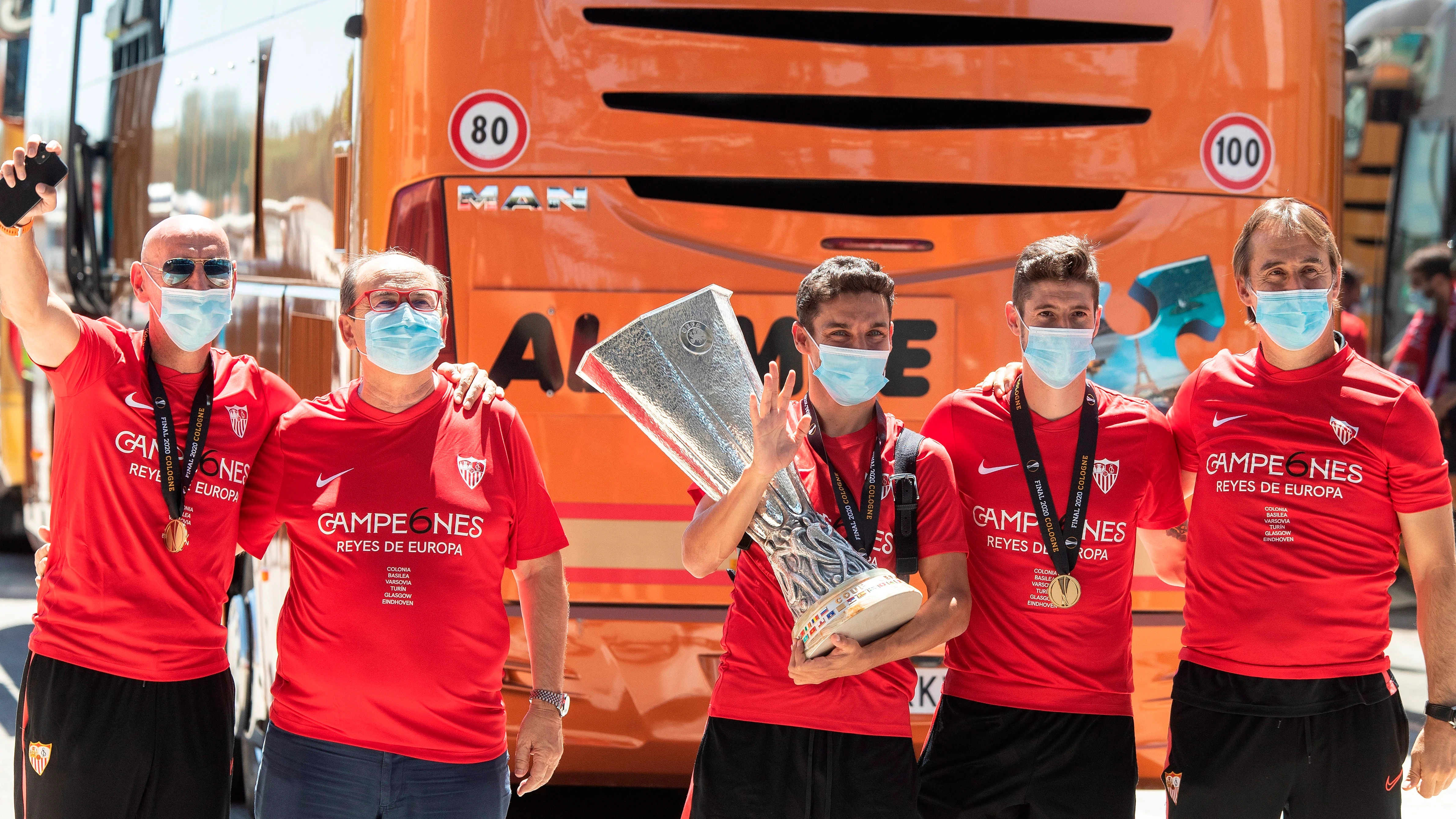 Jesús Navas porta el trofeo de la Europa League a la llegada a Sevilla Jesús Navas porta el trofeo de la Europa League a la llegada a Sevilla