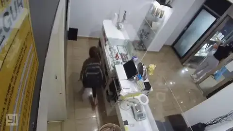 La niña robando en la joyería de Barcelona La niña robando en la joyería de Barcelona