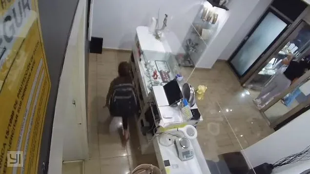 La niña robando en la joyería de Barcelona La niña robando en la joyería de Barcelona