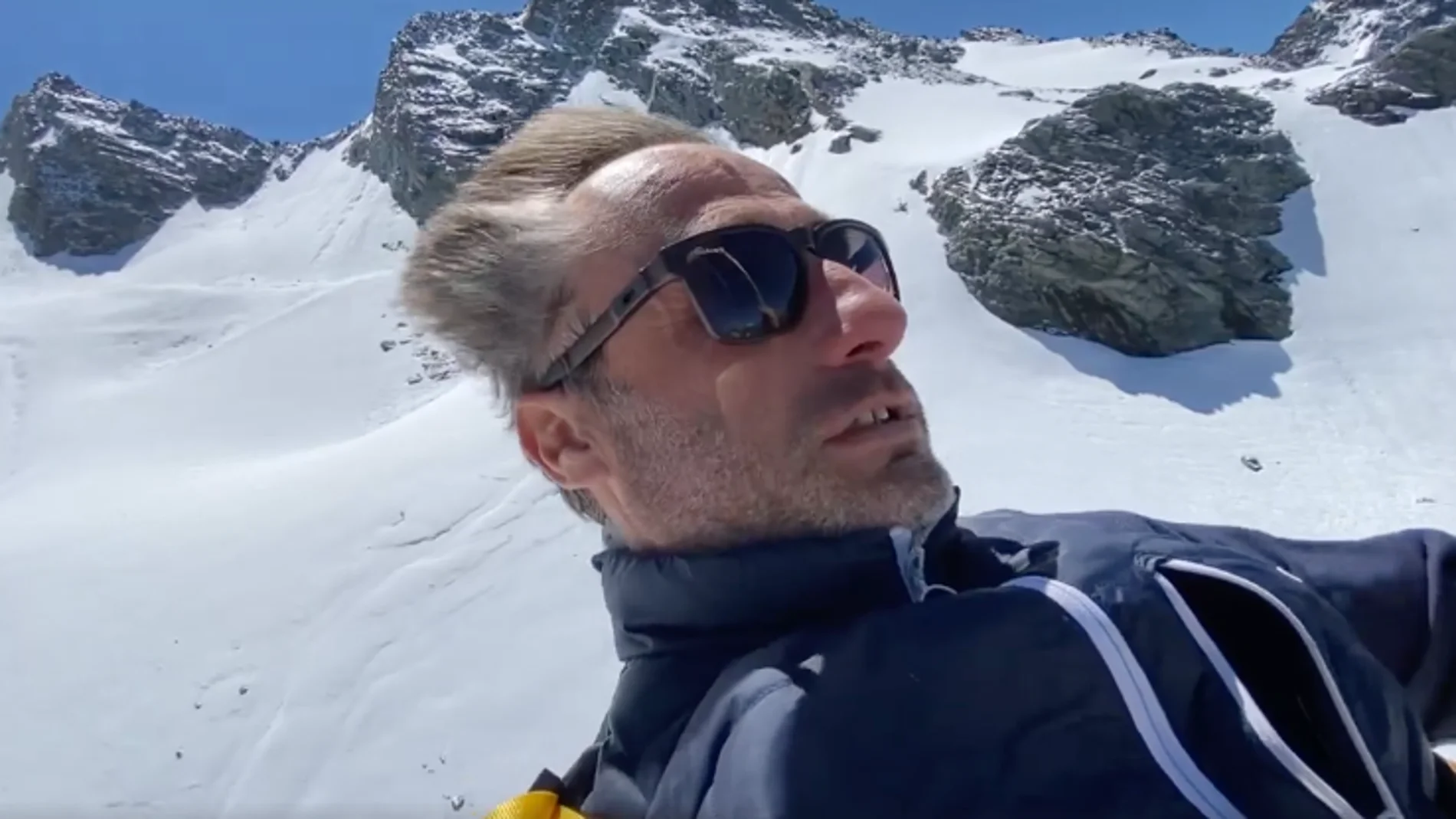 Un hombre prueba la nueva tirolina de Verbier Un hombre prueba la nueva tirolina de Verbier
