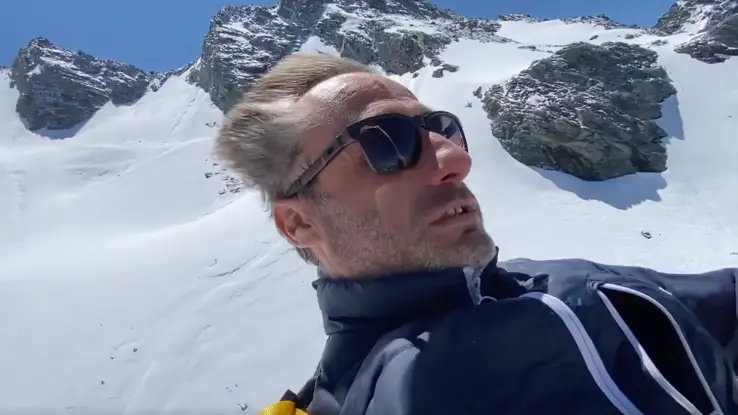 Un hombre prueba la nueva tirolina de Verbier Un hombre prueba la nueva tirolina de Verbier
