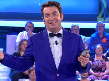 La reacción de Arturo Valls tras el retoque que le han hecho: "¿Se ha pasado o qué?" La reacción de Arturo Valls tras el retoque que le han hecho: "¿Se ha pasado o qué?"