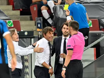 Antonio Conte protesta mientras ver la cartulina amarilla Antonio Conte protesta mientras ver la cartulina amarilla