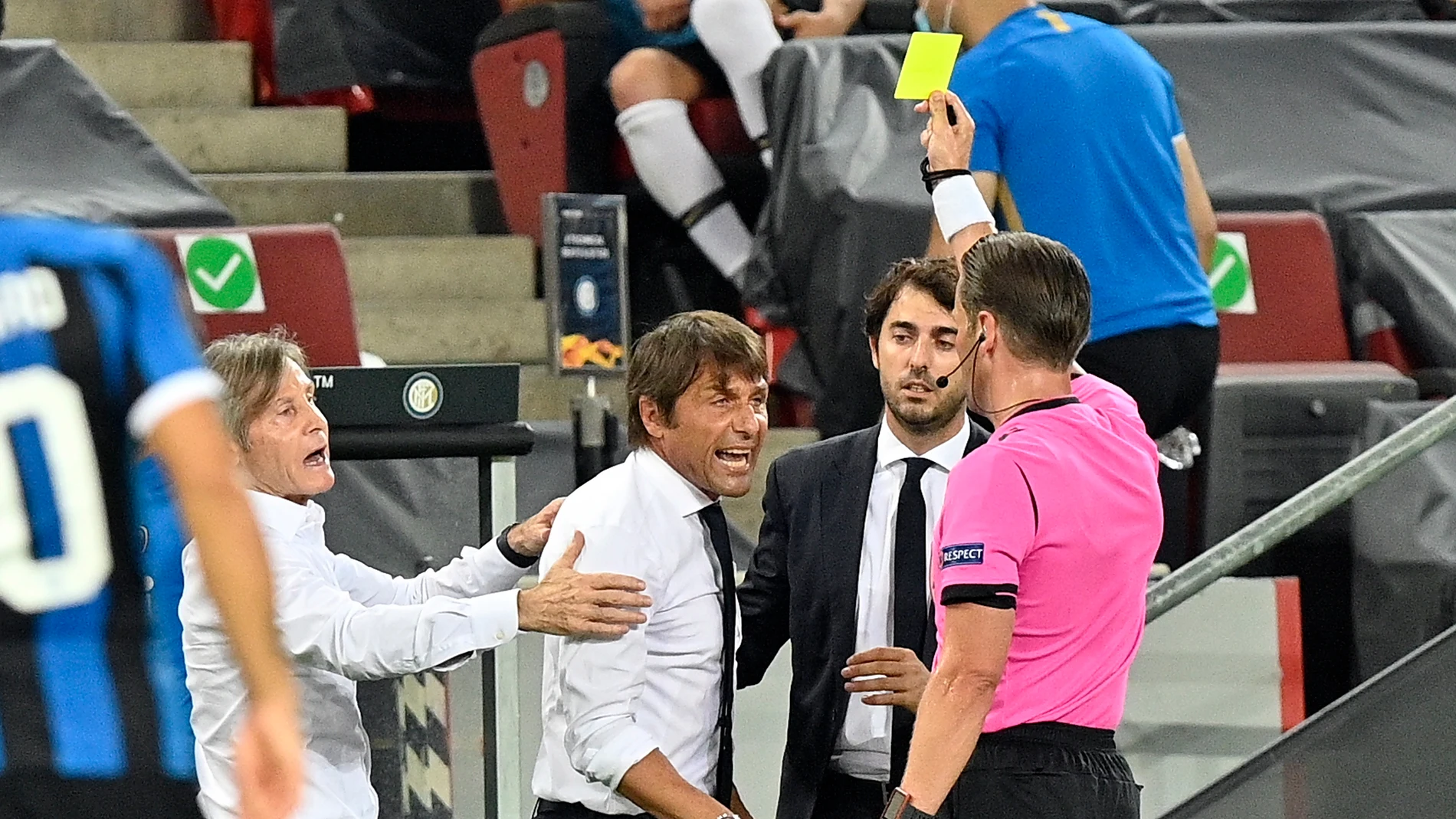 Antonio Conte protesta mientras ver la cartulina amarilla Antonio Conte protesta mientras ver la cartulina amarilla