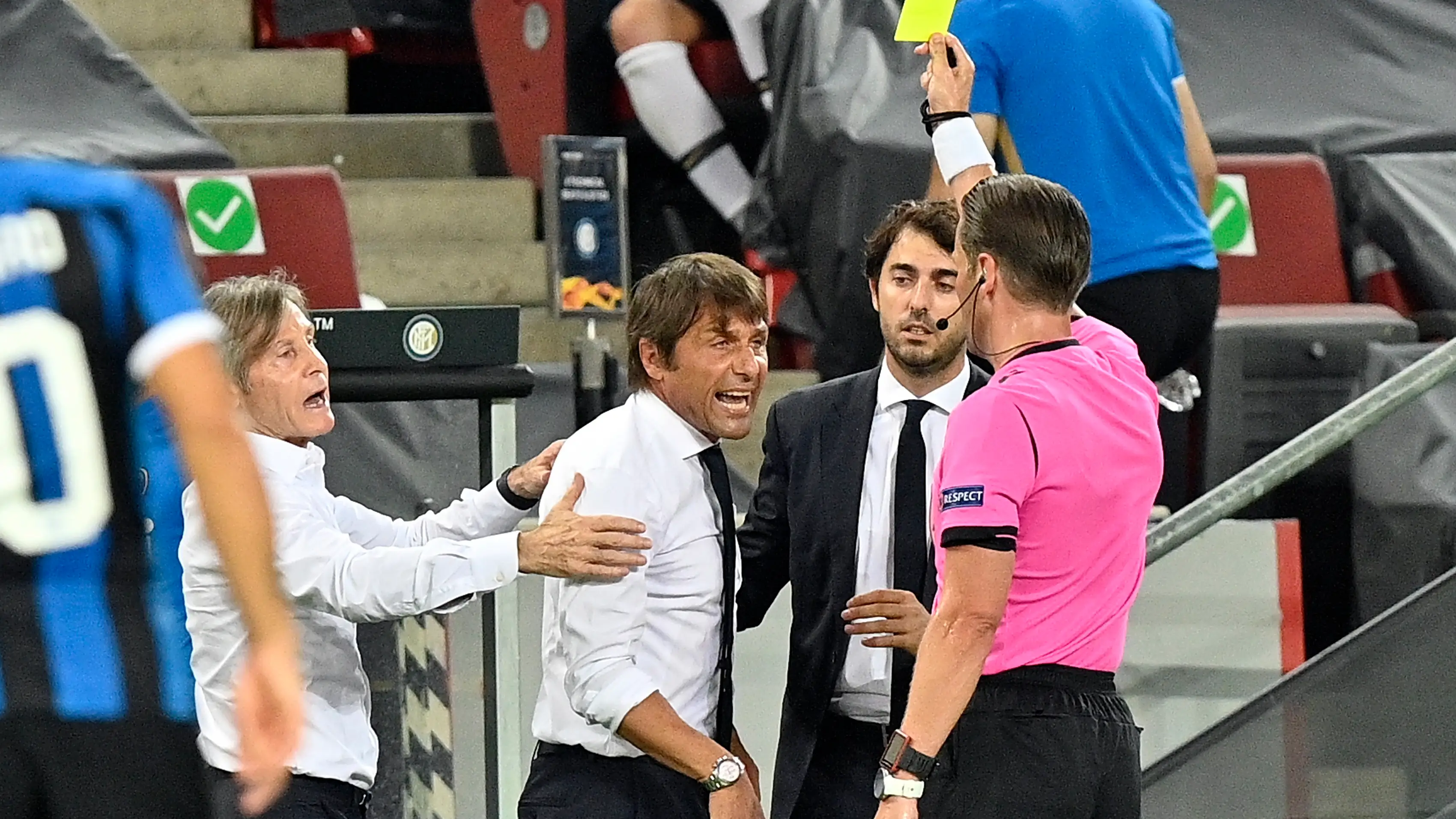 Antonio Conte protesta mientras ver la cartulina amarilla Antonio Conte protesta mientras ver la cartulina amarilla