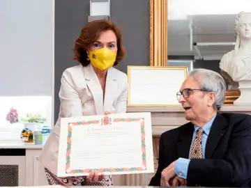 La vicepresidenta primera, Carmen Calvo, y el cordobés Juan Romero La vicepresidenta primera, Carmen Calvo, y el cordobés Juan Romero