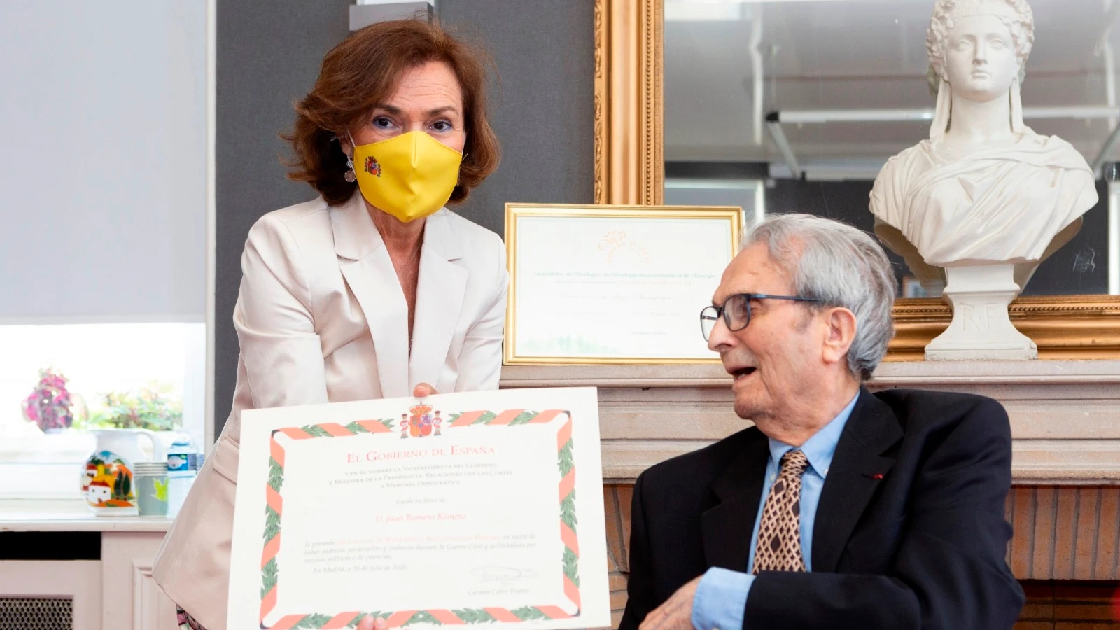 La vicepresidenta primera, Carmen Calvo, y el cordobés Juan Romero La vicepresidenta primera, Carmen Calvo, y el cordobés Juan Romero
