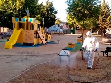 Un operario fumiga un parque infantil como parte del protocolo contra el mosquito del virus del Nilo