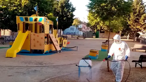 Un operario fumiga un parque infantil como parte del protocolo contra el mosquito del virus del Nilo Un operario fumiga un parque infantil como parte del protocolo contra el mosquito del virus del Nilo