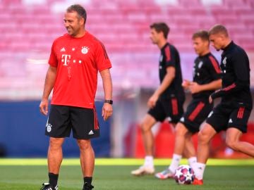 Hansi Flick sonríe en el entrenamiento del Bayern