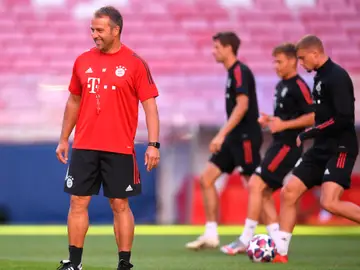 Hansi Flick sonríe en el entrenamiento del Bayern Hansi Flick sonríe en el entrenamiento del Bayern