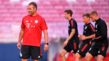 Hansi Flick sonríe en el entrenamiento del Bayern