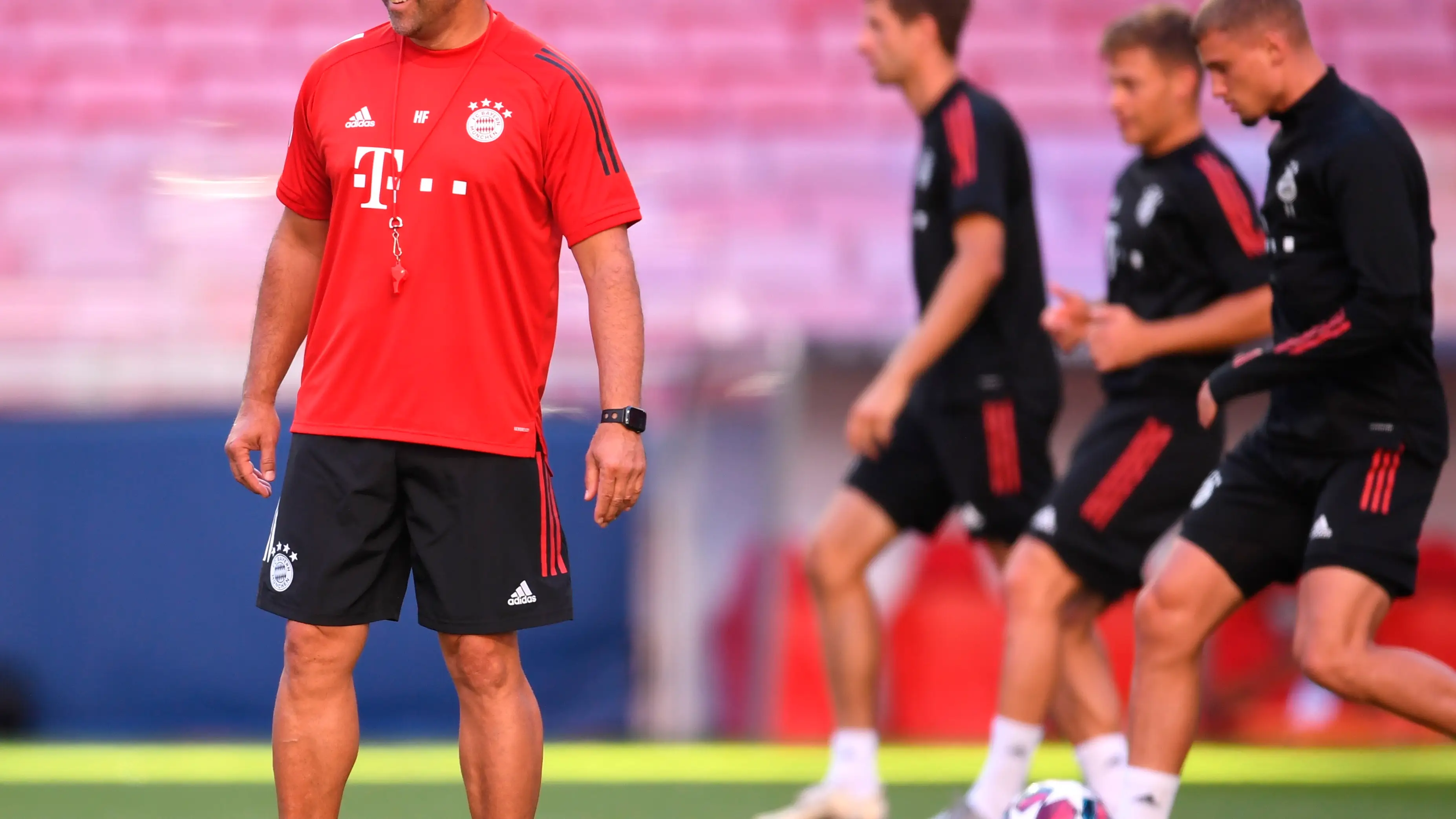 Hansi Flick sonr&iacute;e en el entrenamiento del Bayern