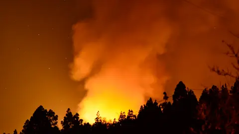 Las condiciones meteorológicas adversas están dificultando las labores de extinción del incendio forestal que comenzó en la tarde del viernes en el municipio palmero de Garafía. Las condiciones meteorológicas adversas están dificultando las labores de extinción del incendio forestal que comenzó en la tarde del viernes en el municipio palmero de Garafía.