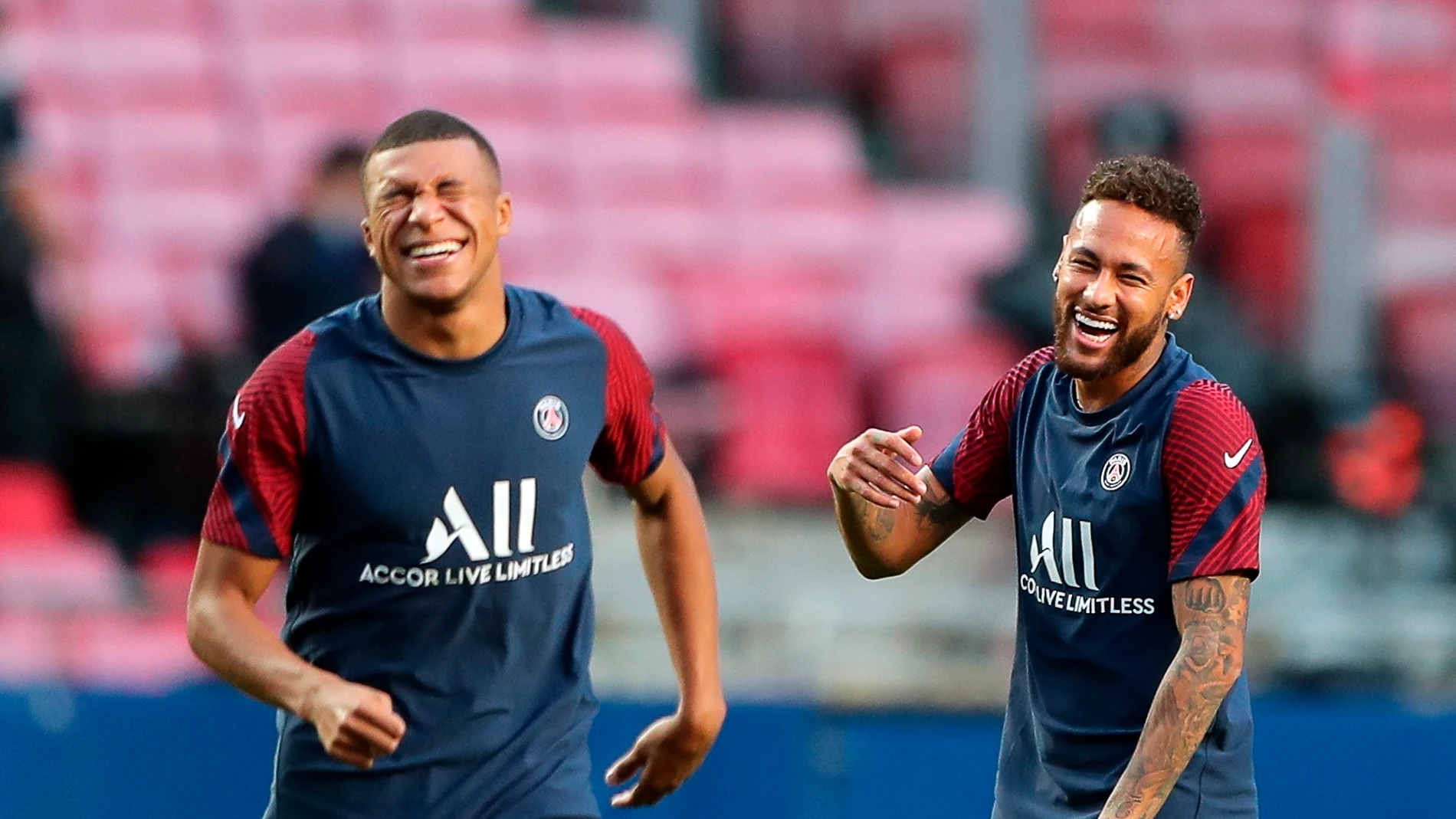 Mbappé bromea con Neymar Mbappé bromea con Neymar