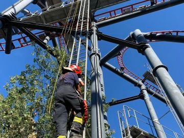 Cuatro dotaciones de bomberos rescatan a diez personas de la atracción La Tarántula del parque de atracciones de Madrid
