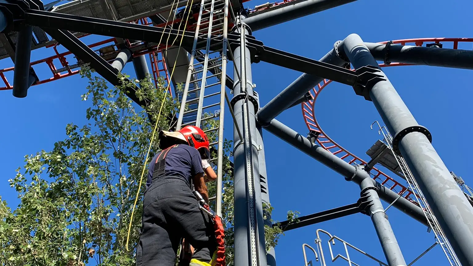 Cuatro dotaciones de bomberos rescatan a diez personas de la atracción La Tarántula del parque de atracciones de Madrid Cuatro dotaciones de bomberos rescatan a diez personas de la atracción La Tarántula del parque de atracciones de Madrid