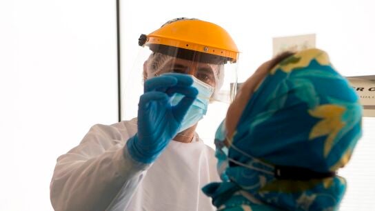 Un enfermero de urgencias del 061 se prepara para realizar los test PCR