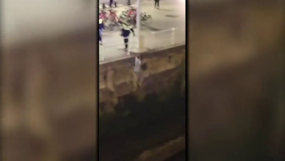 Un hombre se lanza a la Ría de Bilbao tratando de escapar de la policía local