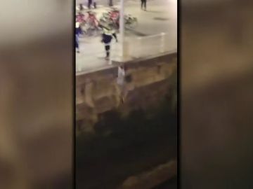 Un hombre se lanza a la Ría de Bilbao tratando de escapar de la policía local