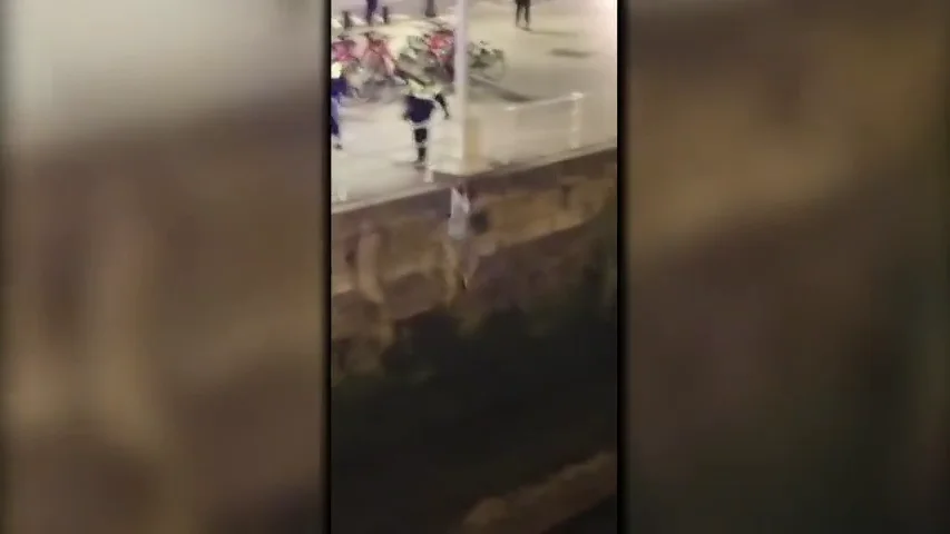 Un hombre se lanza a la Ría de Bilbao tratando de escapar de la policía local Un hombre se lanza a la Ría de Bilbao tratando de escapar de la policía local