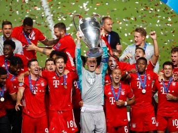 Manuel Neuer levanta la Champions ante el Bayern