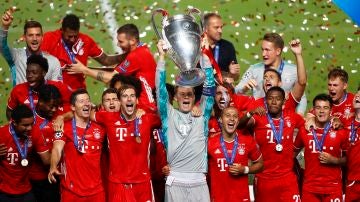 Manuel Neuer levanta la Champions ante el Bayern