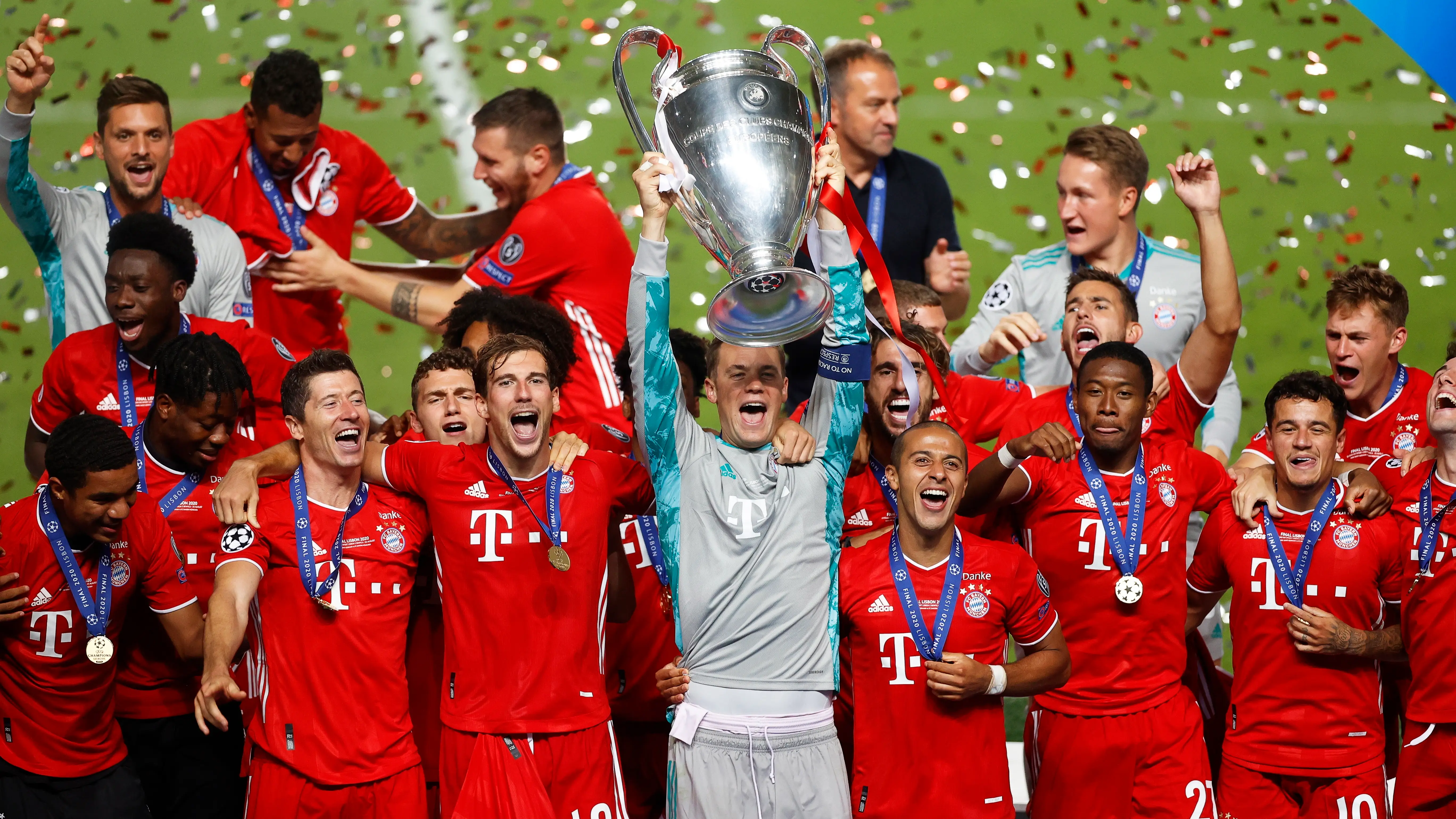 Manuel Neuer levanta la Champions ante el Bayern
