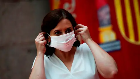 Imagen de Ayuso colocándose una mascarilla Imagen de Ayuso colocándose una mascarilla