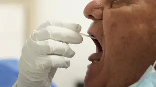 Un sanitario realiza un test PCR a un paciente Un sanitario realiza un test PCR a un paciente