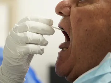 Un sanitario realiza un test PCR a un paciente Un sanitario realiza un test PCR a un paciente